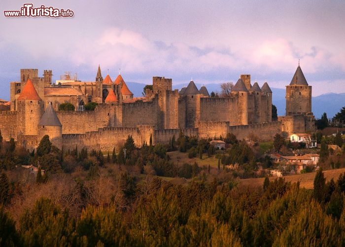 Immagine Le mura di Carcassonne (Occitanie, Francia) sono un'opera d'arte, ma contengono un piccolo mondo ancor più affascinante: il cuore del borgo è un intreccio di viottoli e piazzette che in estate e nel periodo natalizio si riempiono di bancarelle tradizionali - © Paul Palau