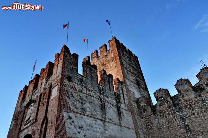 Immagine Cinta muraria di Soave l'ingresso di Porta Verona illuminato dagli ultimi raggi di sole