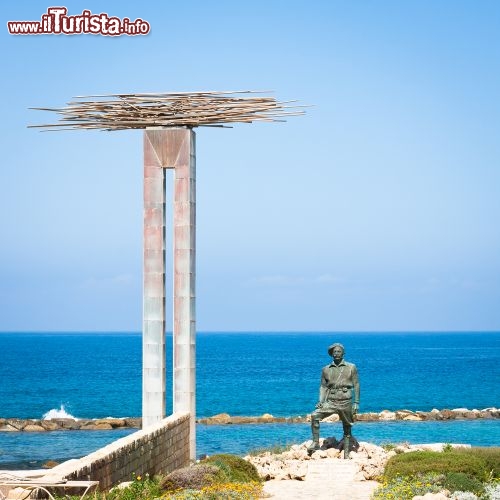 Immagine Il Monumento in onore di Georgios Grivas (detto anche Dighens) si trova nei pressi di Chloraka, lungo la Baia di San Giorgio, nei pressi di Paphos, Cipro. Il generale cipriota combatté per l'indipendenza dell'isola negli anni Cinquanta del secolo scorso, e Cipro fu dichiarata libera nel 1960 - © Aubord Dulac / Shutterstock.com