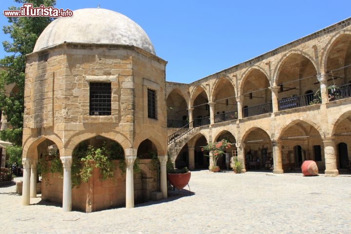 Immagine Bayuk Han, o Buyuk Han, è il più grande caravanserraglio di Cipro. Sito a Nicosia e considerato tra gli edifici più belli dell'isola, fu costruito dagli ottomani nel 1572, anno successivo alla loro conquista di Cipro, prima appartenuta ai veneziani - © anasztazia / Shutterstock.com