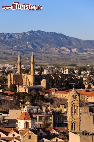 Immagine Una veduta di Nicosia (Cipro) dall'alto, con le guglie ben visibili della Moschea di Selimiye, ex Cattedrale di Santa Sofia - © Andriy Markov  / Shutterstock.com