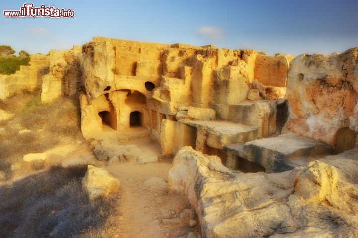 Immagine Le Tombe dei Re si trovano a nord ovest di Paphos, nella parte meridionale di Cipro. Nessun re, a dire il vero, vi è mai stato sepolto, ma si sono guadagnate questo nome per la loro imponenza. Fondate in età ellenistica e romana, alcune tombe imitano delle normali abitazioni, sono tutte scavate nella roccia e assomigliano a quelle rinvenute ad Alessandria d'Egitto - © Dhoxax / Shutterstock.com