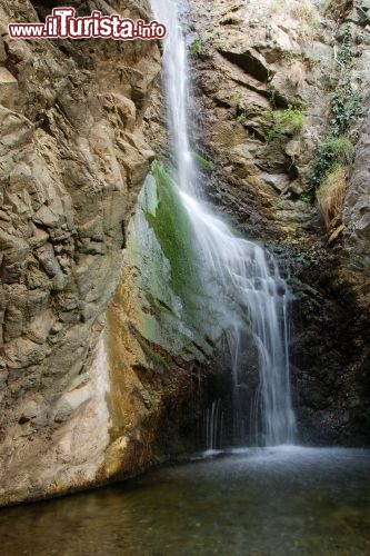 Immagine Tra i monti Troodos di Cipro, passeggiando lungo sentieri più o meno impervi, avvisterete scorci incontaminati e meraviglie naturali come le cascate Millomeri - © Palis Michalis / Shutterstock.com