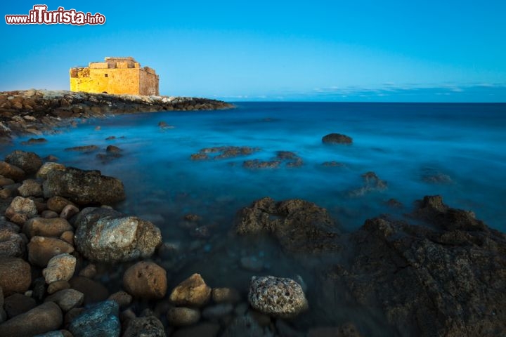 Immagine Il Castello di Paphos è uno dei simboli inconfondibili di Cipro, ancora più bello con la luce della sera. Risale all'epoca bizantina, quando venne costruito per controllare i traffici lungo la costa e proteggere l'isola da eventuali attacchi nemici - © l i g h t p o e t / Shutterstock.com