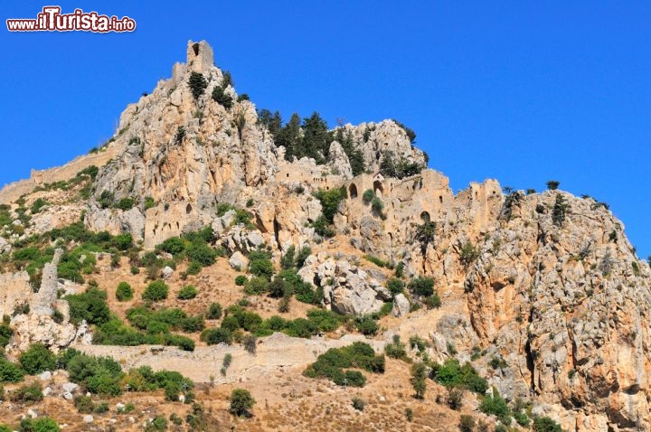 Immagine Il Castello di S.Ilarion si trova nella parte settentrionale di Cipro (area occupata dai turchi), nei pressi di Kyrenia, ed è dedicato a San Ilario, un monaco eremita che dovette fuggire dalle persecuzioni in Terra Santa e visse gli ultimi anni della sua vita tra i monti ciprioti. Proprio qui, nel X secolo, i bizantini costruirono il castello che serviva ad avvistare i pirati arabi in arrivo - © Grauvision / Shutterstock.com