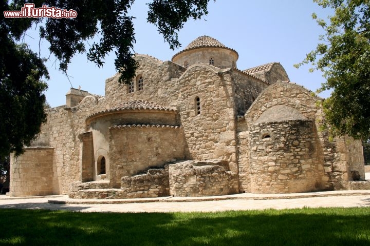 Immagine La chiesa bizantina di Angeloktisti si trova a Kiti, nei pressi di Larnaca (Cipro), sin dall'XI secolo, quando venne costruita sui resti di una basilica paleocristiana. Il nome significa "costruita dagli angeli", e in effetti presenta un'architettura ammirevole, semplice e imponente allo stesso tempo, con numerose cupole e splendidi mosaici all'interno dell'abside - © Ioannis Ioannou / Shutterstock.com