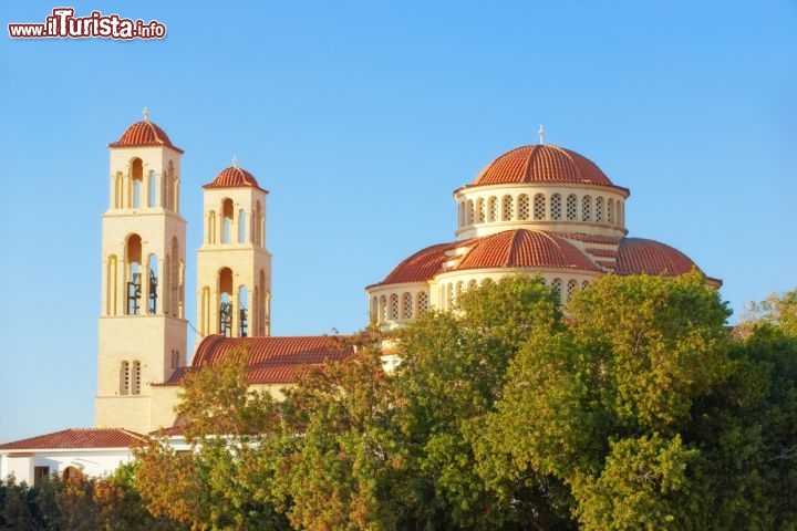 Immagine La piccola Chiesa di San Giorgio sorge nei pressi di Paphos (Cipro), a due passi dal Mar Mediterraneo - © Dhoxax / Shutterstock.com