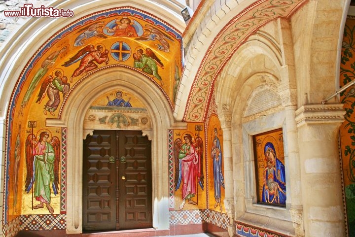 Immagine Il Monastero di Kykkos è il più ricco di Cipro, situato nella regione di Marathasa a 1318 metri di quota, a nord-ovest della catena dei monti Troodos. Fondato tra la fine dell'XI e l'inizio del XII secolo, custodisce una pregevole icona attribuita a San Luca e vanta belle decorazioni multicolore - © ruzanna / Shutterstock.com