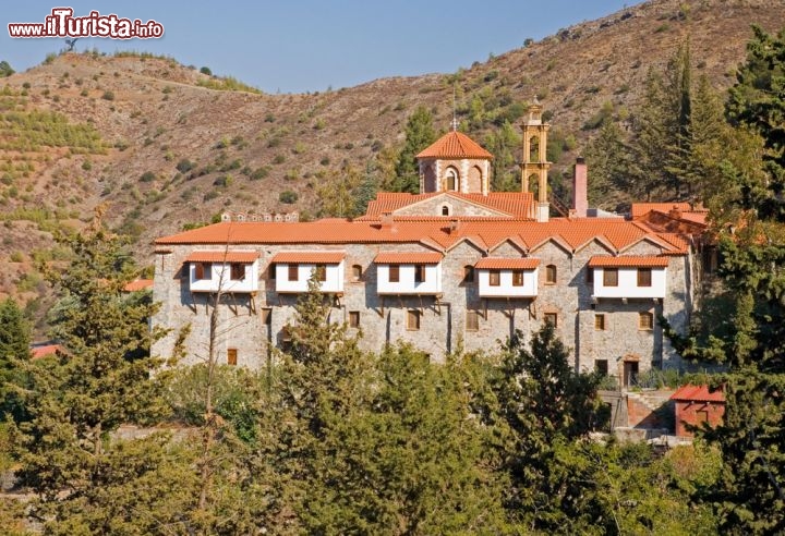 Immagine Il monastero di Machairas, situato a 40 km circa da Nicosia e a pochi passi dal villaggio di Lazanias (Cipro), risale al XII secolo ed è dedicato alla Vergine Maria. Abbarbicato tra i monti a 900 metri di quota, oggi ospita una trentina di monaci ortodossi - © Adrio Communications Ltd / Shutterstock.com