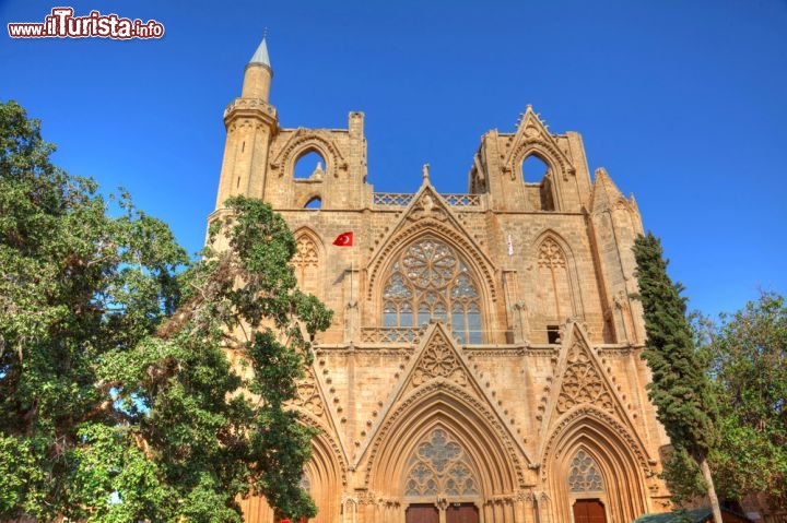 Immagine La moschea di Lala Mustafà Pascià, già cattedrale gotica di San Nicola, si trova a Famagosta, lungo la costa orientale di Cipro. Fondata all'inizio del XII secolo, fu completata circa 100 anni dopo. Con la caduta della città in mano ai turchi, nel 1571, la chiesa fu convertita in moschea, dedicata al conquistatore Lala Mustafà Pascià e dotata di minareto - © Debu55y / Shutterstock.com