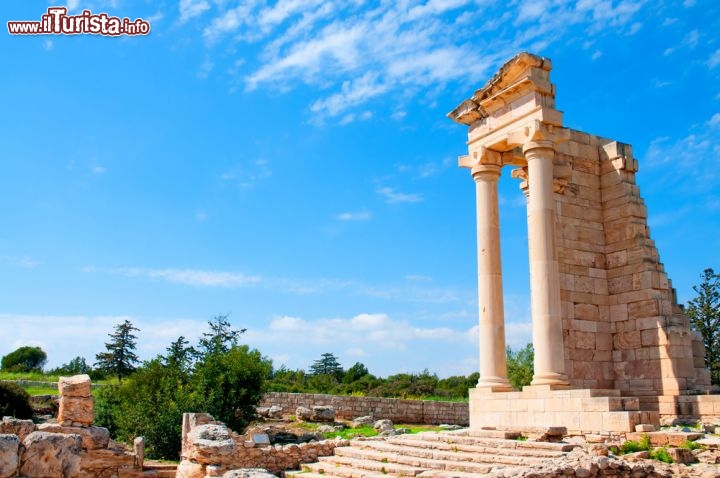 Immagine I resti del tempio di Apollo (o Hylates, nella versione cipriota) sono tra i reperti che si possono ammirare a Kourion (Cipro del sud), oltre all'anfiteatro, i bagni pubblici, la necropoli e altre testimonianze del passato - © Kirill__M / Shutterstock.com