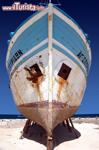 Immagine Una vecchia barca arenata sulla spiaggia di Cipro, consumata dal mare e dal sale - © DJ Kinder / Shutterstock.com