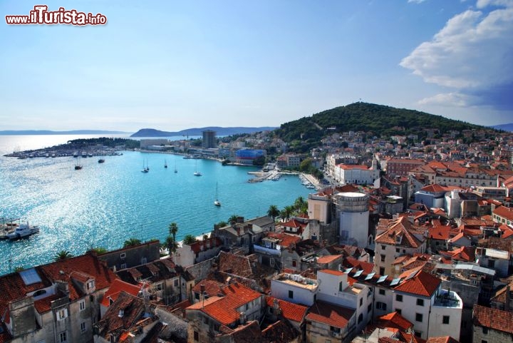 Immagine Panorama del porto di Spalato (Croazia), dove approdano i traghetti provenienti da Ancona e da Pescara, in una bella giornata di sole. Il nucleo centrale della città coincide con l'antico Palazzo di Diocleziano, fondato alla fine del III secolo d.C., poi nei secoli l'abitato si ampliò fino a diventare l'attuale città d'arte, dotata di strutture moderne e accoglienti - © Pablo Debat / Shutterstock.com