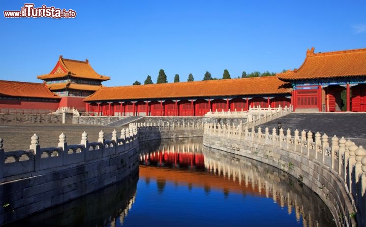 Immagine Foto panoramica sulla Città Proibita, Pechino - Il progetto di questo imponente complesso residenziale è stato pianificato dettagliatamente per simboleggiare la maestosità del potere imperiale. Il giallo, ad esempio, è considerato il colore dell'imperatore e per questo è stato scelto per i tetti della Città Proibita; le sale principali delle corti interne e esterne sono tutte raggruppate a blocchi di tre per ricordare il tiagramma Quiang che rappresenta il cielo; la disposizione degli edifici segue antiche usanze previste nel Libro dei Riti © testing / Shutterstock.com