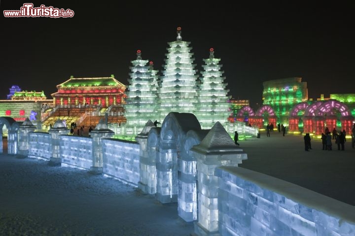 Immagine Un vera e propria citta di ghiaccio, quella costruita durante il festival di Harbin in Cina, ogn inverno - © TonyV3112 / Shutterstock.com