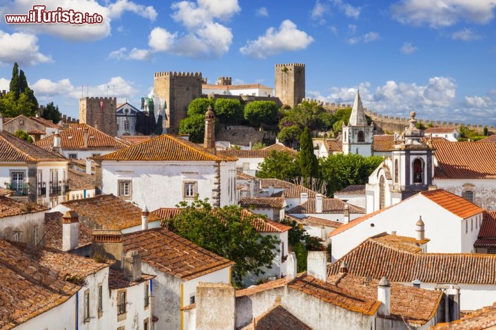 Immagine Città murata di Obidos e castello, Portogallo - Le case basse d'un bel bianco candido sono abbracciate dalle mura merlettate di Obidos che ospita anche un imponente castello ben conservato. Da non perdere una salita fin sulle mura © Jose Ignacio Soto / Shutterstock.com