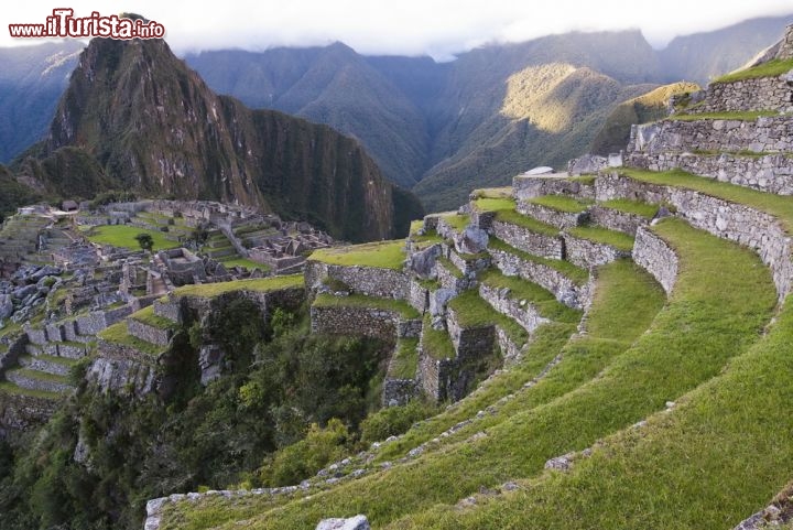 Immagine Città perduta di Machu Picchu, Perù - A 2430 metri di altitudine, in un sito montagnoso di straodrinaria bellezza e al centro di una foresta tropicale, Machu Picchu è stata probabilmente la più importante costruzione dell'impero inca. Il quadro naturale offerto, sul versante orientale delle Ande, fa parte del bacino superiore dell'Amazzonia dove spicca una ricca varietà di flora e fauna - © Vlad Karavaev / Shutterstock.com