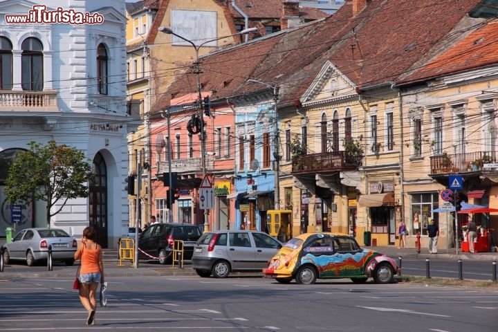 Immagine Citta vecchia di Cluj Napoca, Romania - Il nome di questa località della Transilvania deriva dalla parola latina Castrum Clus dove l'ultimo termine, che significa chiuso, si riferisce alle colline che la racchiudono al loro interno. Nel cuore di Cluj Napoca si mescolano edifici dall'architettura medievale, rinascimentale, barocca e liberty  che creano un atmosfera unica e suggestiva © Tupungato / Shutterstock.com