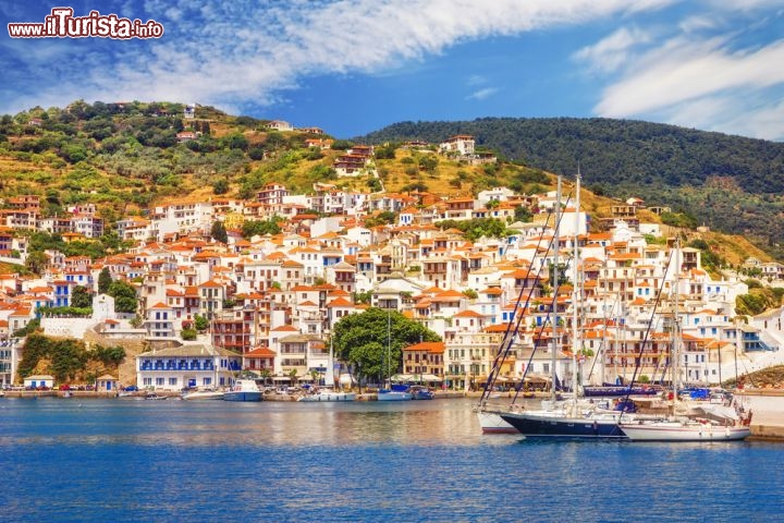 Immagine Città vecchia e porto di Skopelos alle Sporadi, in Grecia - © Mila Atkovska / Shutterstock.com