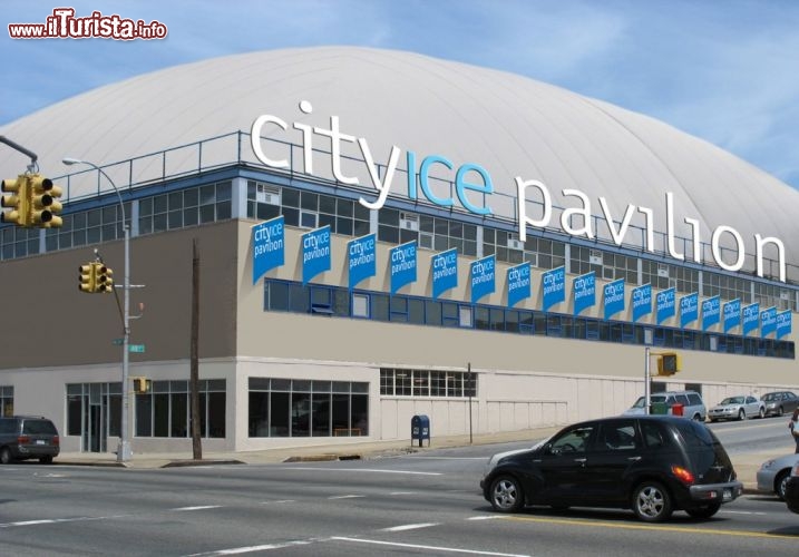 Immagine City Ice Pavillion di New York, Stati Uniit. Per chi vuole praticare pattinaggio su ghiaccio tutto l'anno questo è l'indirizzo migliore a New York City