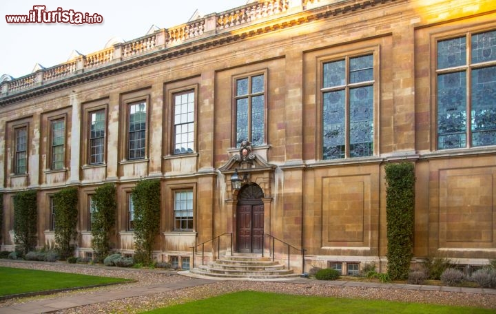 Immagine Clare College a Cambridge, Inghilterra - Il secondo più antico fra quelli attuali dopo il Peterhouse, il Clare College fu fondato nel 1326 dal rettore dell'università Richard de Badew e fu inizialmente chiamato University Hall. Rifondato una decina di anni più tardi per via di difficoltà econcomiche, prese il nome di Clare College grazie al lascito di Elisabetta de Clare, nipote di Edoardo I°. Celebre per il coro della cappella e per i suoi giardini, il Clare è uno dei college più musicali della città. Molti studenti suonano infatti strumenti e vi si svolgono popolari serate jazz nelle cantine © IR Stone / Shutterstock.com