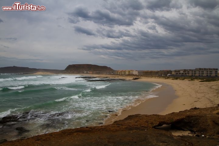 Immagine Il clima di Capo Verde prevede piogge estive in arrivo a Boa Vista. La stagione migliore per visitare Capoverde è l'inverno e la primavera, quando la zona di convergenza intertropicale si trova ben a sud dell'arcipelago, e dominano i venti secchi da nord-est. Viceversa in estate e autunno, specie la prima parte, aumenta l'umidità, i cieli si riempiono di nuvole e le possibilità di piogge sono decisamente più elevate - © p.schwarz / Shutterstock.com