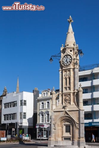 Immagine Clock Tower a Torquay, Inghilterra - Mallock Memorial è la torre dell'orologio che si trova all'incrocio fra Torwood Street e Victoria Parade a Torquay. L'architetto che si occupò della realizzazione di questo momumento fu il londinese John Donkin che lo progettò con l'intento di commemorare la vita e il lavoro di Richard Mallock, apprezzato magistrato e parlamentare della cittadina del Devon. L'opera fu completata nel 1902 e installata nell'attuale incrocio che la ospita  il 7 Marzo 1903 © Philip Bird LRPS CPAGB / Shutterstock.com