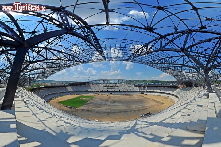 Immagine Lo stadio di Cluj Napoca, Romania - Ha una struttura piuttosto futuristica l'imponente stadio da calcio costruito nella città di Cluj Napoca nel 2009 e inaugurato ufficialmente due anni più tardi. Con le sue dimensioni di 105 metri x 68 metri, ha una capacità di oltre 30 mila posti e manto erboso. La sua costruzione è costata 45 milioni di Euro © salajean / Shutterstock.com