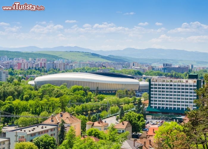 Immagine Arena Stadium, Cluj Napoca - Oltre a palazzi e edifici di importanza storica e culturale, questa brillante e multietnica città della Romania ospita uno stadio da calcio di impronta futuristica che ospita le partite in casa dell'Universitatea Cluj © Alex Ionas / Shutterstock.com