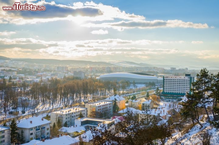 Immagine Nevicata su Cluj Napoca, Romania - Il clima di questa località è temperato continentale con inverni rigidi e estati molto calde. Il passaggio dai mesi autunnali a quelli invernali avviene a novembre: rispetto a qualche decennio fa però l'inverno è meno rigido tanto che raramente le temperature scendono al di sotto dei 15 gradi centigradi come un tempo così come sono meno abbondanti le nevicate. Quando però la neve ricopre con un soffice manto la città, l'atmosfera che si respira è quasi da fiaba © Alex Ionas / Shutterstock.com