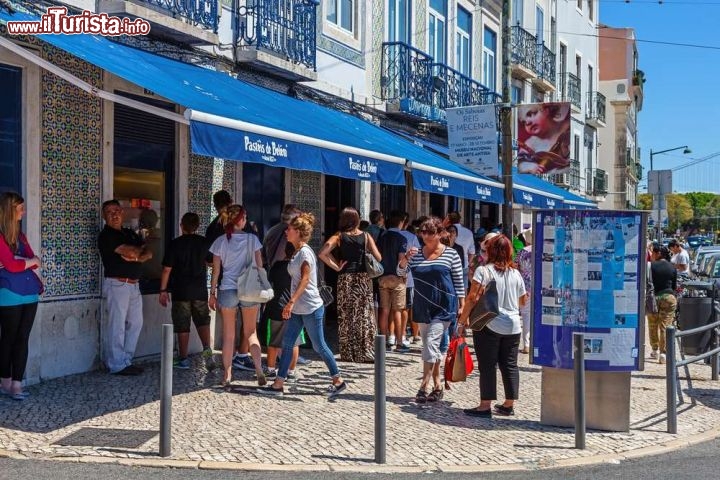 Immagine FIla per entrare nella famosa Antiga Congfeitaria de Belém, l'unica a produrre i famosi Pastéis de Belém - foto © Andre Goncalves / shutterstock.com