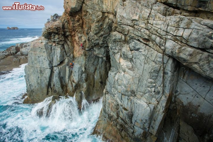 Immagine Coles Bay: free climbing sulle coste della Tasmania - © Janelle Lugge / Shutterstock.com