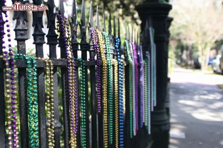 Immagine Particolare della parata per il Mardi Gras, New Orleans - A partire dal primo week end prima del martedì grasso il French quarter si anima di americani e turisti che accorrono in città per assistere e partecipare ai festeggiamenti del carnevale che si svolge fra sfilate, canti e balli di ogni genere. A essere indossate da chi prende parte al grande evento vi sono anche collane variopinte a simbolo di allegria e divertimento - © gary yim / Shutterstock.com