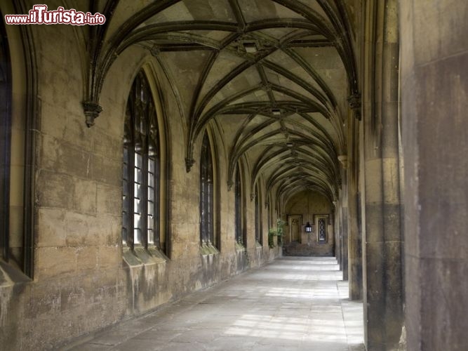 Immagine Interno del Trinity College di Cambridge, Inghilterra - "Virtus Vera Nobilitas" ovvero la virtù è la vera nobiltà. E' il motto del Trinity College di Cambridge, uno dei più antichi dell'Università di questa città. In questa immagine l'austero portico all'interno del centro accademico © Elena Rostunova / shutterstock.com