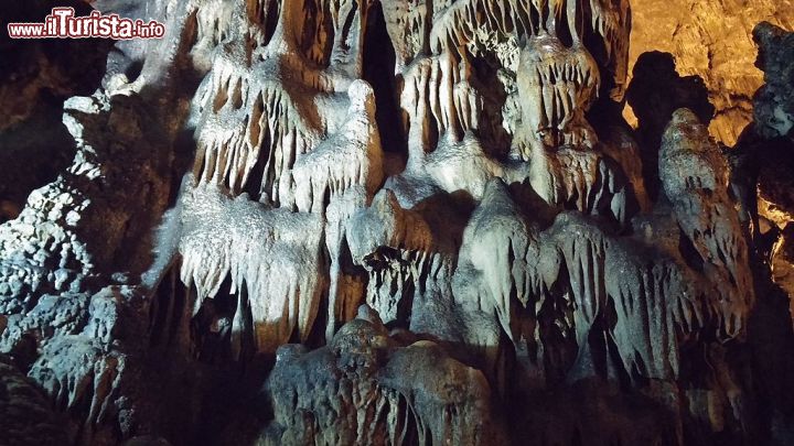 Immagine Collepardo, l'interno di una grotta carsica. L'antro più famoso è il Pozzo d’Antullo, una voragine larga 300 metri e alta quasi 60 metri - © Martina TR - CC BY 2.0 - Wikipedia