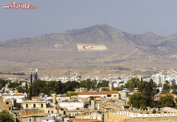 Immagine Collina a nord di Cipro con la bandiera Turchia che segnala il territorio occupato nel 1974 con una zione militare. La comunità internazionale non ha riconosciuto questa occupazione militare, e la nazione cipriota rivendica tutt'ora questi territori - © Andriy Markov / Shutterstock.com