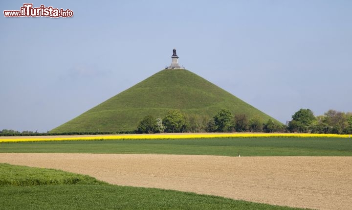 Immagine La collina artificiale di Waterloo, detta anche collina del leone, venne fatta erigere dagli inglesi per celebrare la vittoria definitiva su Napoleone, nel 1815. Ci troviamo in Vallonia, la regione di lingua francese in Belgio - © Sergey Dzyuba / Shutterstock.com