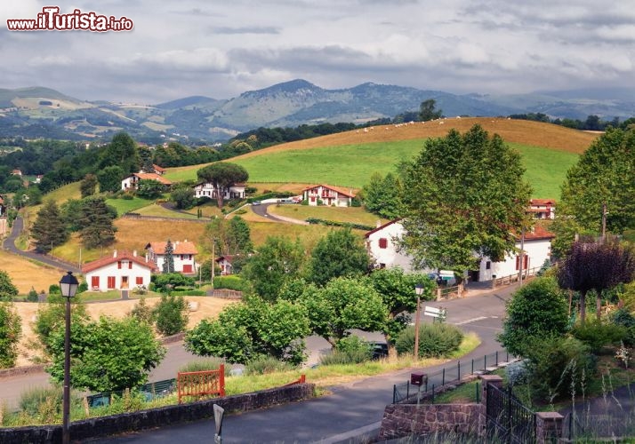 Immagine Colline sud Francia: veduta del borgo di Saint-Jean-Pied-de- Port sul Cammino Santiago Roncisvalle. 201893008 2