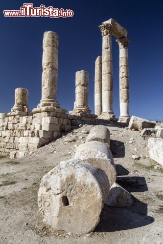 Immagine Le colonne del Tempio di Ercole, si trovano dentro Jabal al-Qal'a, la Cittadella di Amman in Giordania - © Aleksandar Todorovic / Shutterstock.com