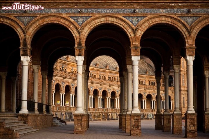 Immagine Un elegante colonnato in Plaza de Espana, a Siviglia, all'interno del Parco di Maria Luisa - © Zai Aragon / Shutterstock.com