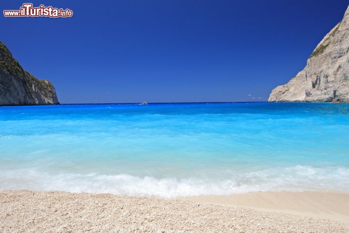 Immagine i particolari Colori dell'acqua presso la spiaggia del Navagio a Zacinto: le tinte così uniche sono in parte dovute a delle sorgenti d'acqua sulfurea, oltre che ai ciottoli e le sabbie bianche, derivate dalle rocce calcaree dell'isola di Zante (Grecia) - © upco Smokovski / Shutterstock.com