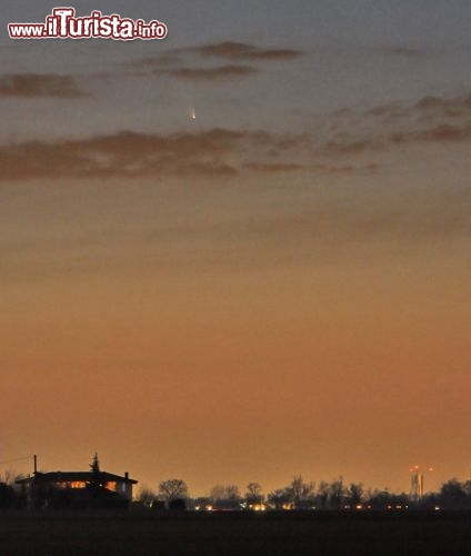 Immagine La Cometa Pan-STARRS C/2011 L4 in transito sui cieli a nord di Bologna, Emilia Romagna. E' stata scoperta nel giugno 2011.