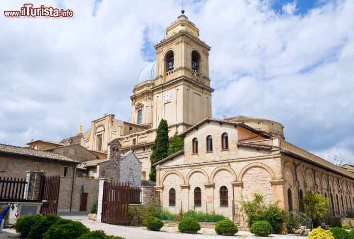 Immagine Il complesso della Basilica di Santa Maria degli Angeli fu costruita grazie agli interventi di Jacopo Barozzi da Vignola a partire dalla seconda metà del Cinquecento. L'edificio, che ha dignità di basilica papale, ha uno stile piuttosto semplice per dare maggior risalto all'opera d'arte che racchiude, la Porziuncola  - © Mi.Ti. / Shutterstock.com