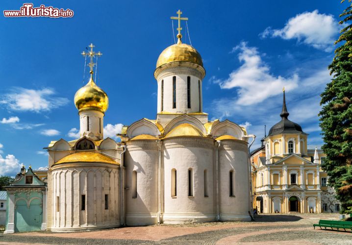 Immagine Una parte del grande complesso della Chiesa della Trinità di San Sergio a Sergiev Posad, in Russia. Questa meta del circuito dell' Anello d Oro vanta la presenza di ben sette chiese e due cattedrali, ed è la località più vicina a Mosca delle varie componenti del grande cerchio di città storiche che circondano la capitale della Russia - © Viacheslav Lopatin / Shutterstock.com