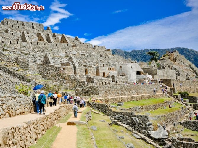 Immagine Complesso di Machu Picchu sulle Ande, Perù - Patrimonio Unesco dal 1983, quando si parla di siti archeologici del mondo quello di Machu Picchu sulle Ande è fra i primi a venire in mente. In perfetta armonia con la natura circostante, questa meraviglia architettonica offre ancora oggi una varietà di edifici intatti da ammirare fra cui templi, palazzi, corsi d'acqua e terrazzamenti agricoli di dimensioni imponenti. Nonostante lo scopo di questa cittadella sia sconosciuto, l'ipotesi che si fa più credito è quella di un centro cerimoniale edificato durante il regno di Pachacutec con tecniche architettoniche avanzate - © Mircea Simu / Shutterstock.com