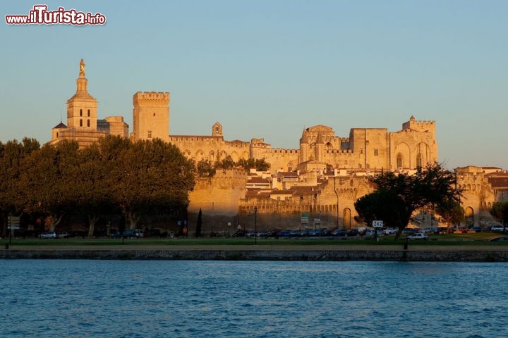 Immagine Il complesso gotico del Palazzo Papi ad Avignone, visto al tramonto dal fiume Rodano - Avignon Tourisme, Copyrights Yann de Fareins / Noir d’Ivoire