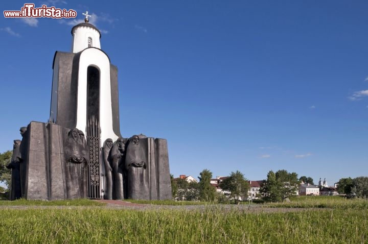 Immagine Il monumento a Minsk (Bielorussia) in memoria della battaglia di Nemiga combattuta nel 1067. Proprio in una descrizione medievale della battaglia il nome di Minsk compare per la prima volta nelle cronache storiche della Bielorussia - © MrVitkin / Shutterstock.com