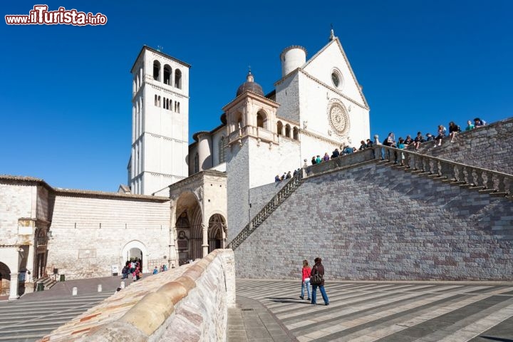 Immagine Il complesso monumentale della Basilica di San Francesco d'Assisi. Il 16 luglio del 1228, a soli due anni dalla sua morte, Francesco venne proclamato santo da papa Gregorio IX°. Il giorno seguente, lo stesso pontefice pose la prima pietra per la costruzione di questa imponente basilica che sarebbe diventata il santuario in cui ospitare le spoglie del santo. La basilica è formata da due chiese sovrapposte, una legata al romanico umbro e l'altra al gotico di matrice francese - © WDG Photo / Shutterstock.com