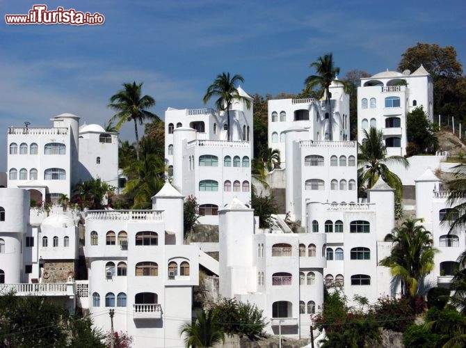 Immagine Complesso residenziale sulla costa del Messico: per la sua importanza turistica e commerciale, Manzanillo è una delle migliori destinazioni della Costa Alegre, che si estende tra il piccolo Stato di Colima e quella di Jalisco - © Ramunas Bruzas / Shutterstock.com