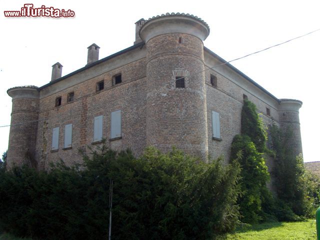 Immagine Il Palazzo Quattro Torri a San Carlo frazione del Comune di Sant'Agostino a Ferrara  - © www.cittadeltartufo.com